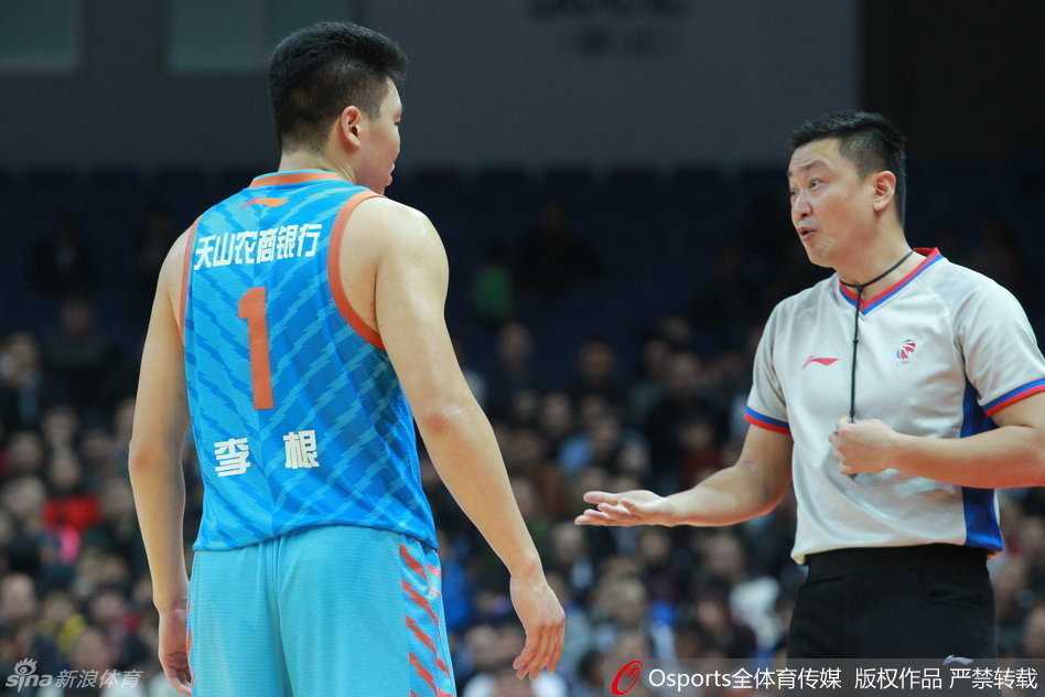 疆浙大战风云录:西热力江的血性与布拉切的巨人身姿 沃伦完成精彩上篮后,落地瞬间握拳怒吼,面部表情因激动而略显狰狞,身后的浙江队友纷纷上前庆祝这次精彩的个人表演。