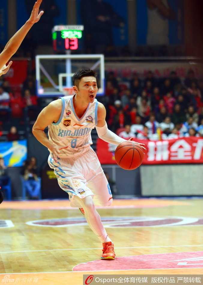 周琦镇守篮下，面对来势汹汹的上篮，他轻舒猿臂，送出一记结结实实的钉板大帽