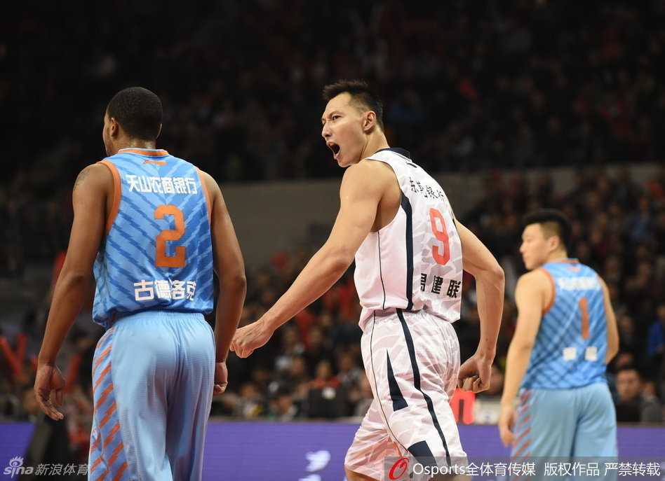 疆粤大战经典回眸:易建联劈扣周琦,新老王者激情对撞 在一次快攻回防中,周琦展现了他恐怖的防守面积,如同大鹏展翅一般,将对手的上篮狠狠地扇在篮板上,完成了一次技惊四座的钉板大帽。