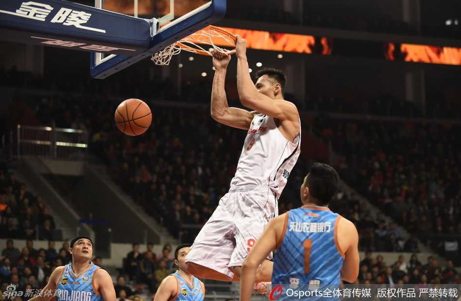 疆粤大战经典回眸:易建联劈扣周琦,新老王者激情对撞 面对前辈的强势,周琦并未退缩,他持球背身单打,利用身高和柔和的手感强行出手,回敬了一次精彩的篮下进攻。