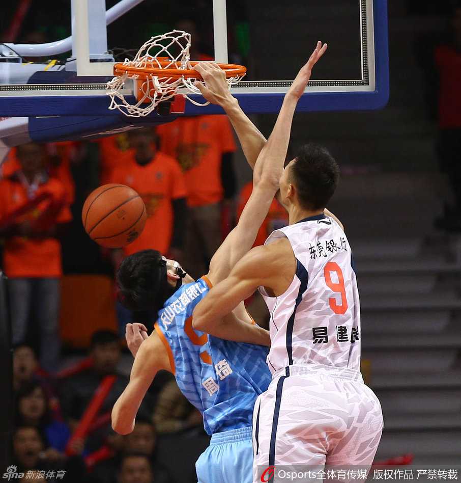 疆粤大战经典回眸:易建联劈扣周琦,新老王者激情对撞 完成霸气劈扣后,易建联落地后仰天长啸,怒吼声中宣泄着情绪,仿佛在告诉年轻的后辈,这不仅仅是比赛,更是意志的较量。