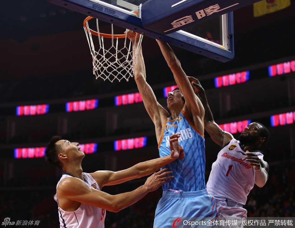 疆粤大战经典回眸:易建联劈扣周琦,新老王者激情对撞 在一次进攻中,易建联面对防守直接干拔跳投,动作一气呵成,眼神中透露出必胜的信念与坚毅。