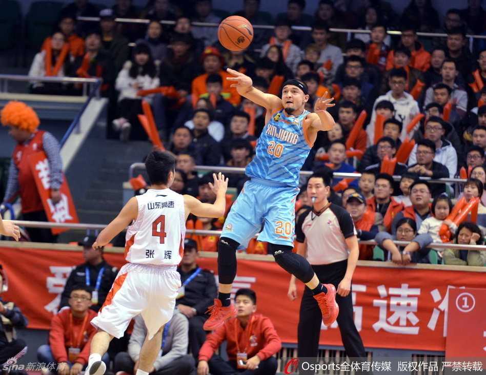 周琦篮下与外援硬碰硬对抗，利用身高臂展优势卡位，丝毫不落下风。