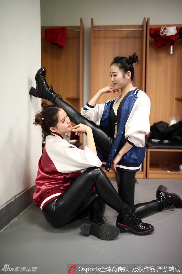 皮裤热浪燃爆深圳主场,炫舞团宝贝“腿咚”艺术惊艳全场 这位宝贝展示超高难度的“腿咚”,身体折叠成不可思议的角度,皮裤勾勒出的紧绷线条感,完美诠释了力与美的极致融合。