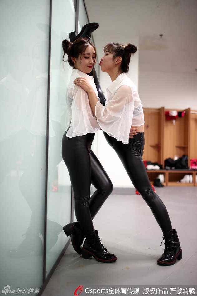 皮裤热浪燃爆深圳主场,炫舞团宝贝“腿咚”艺术惊艳全场 高难度托举动作,这名宝贝在队友的支撑下腾空而起,展现出完美的核心力量和团队间的绝对信任,宛如一只轻盈的飞燕。