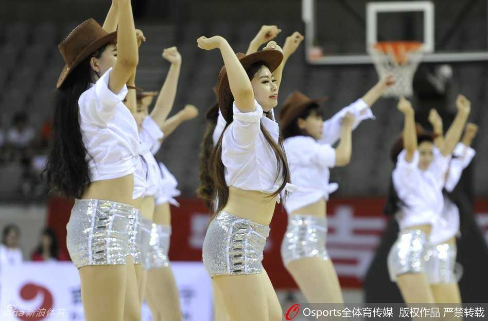 盛夏热舞点燃冰城男篮精英赛 一位篮球宝贝在表演中回眸凝视,飞扬的发丝与专注的眼神,定格了赛场上的最美瞬间