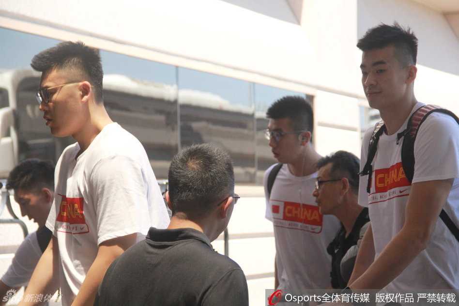 直击男篮抵美:阿联轻松写意,周琦略显疲惫开启最后热身 王哲林戴上了时尚的眼镜现身,心情愉悦,历经伤病恢复后的大王显得书生气十足,同时也对奥运充满期待。
