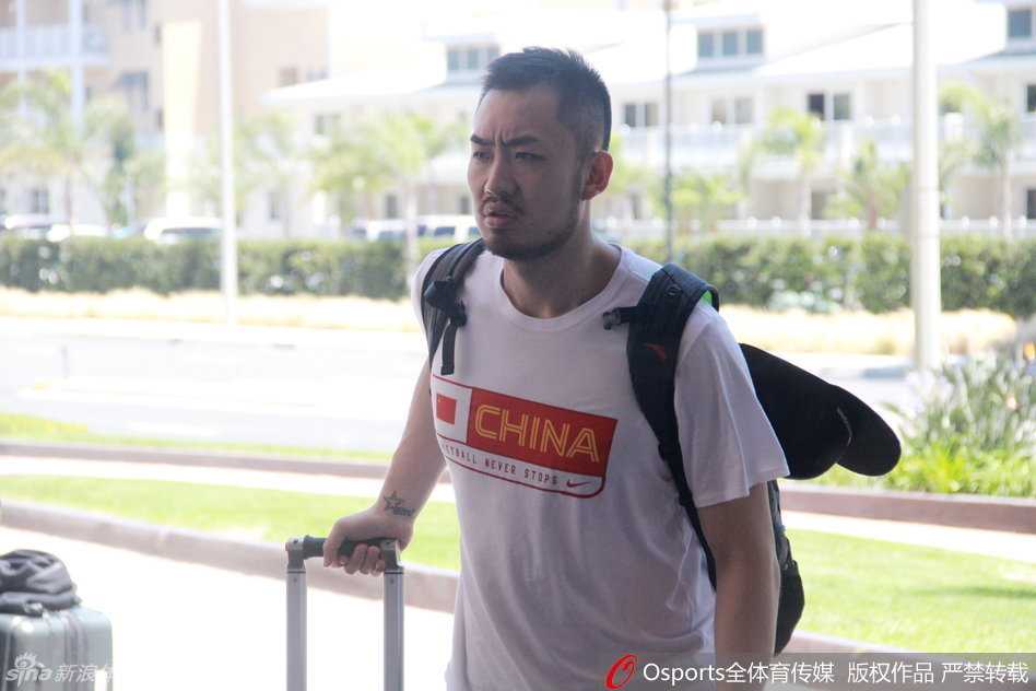 直击男篮抵美:阿联轻松写意,周琦略显疲惫开启最后热身 后卫赵继伟随队抵达,眼神中透露出坚定与沉稳,作为球队大脑之一,他的健康回归对男篮至关重要。