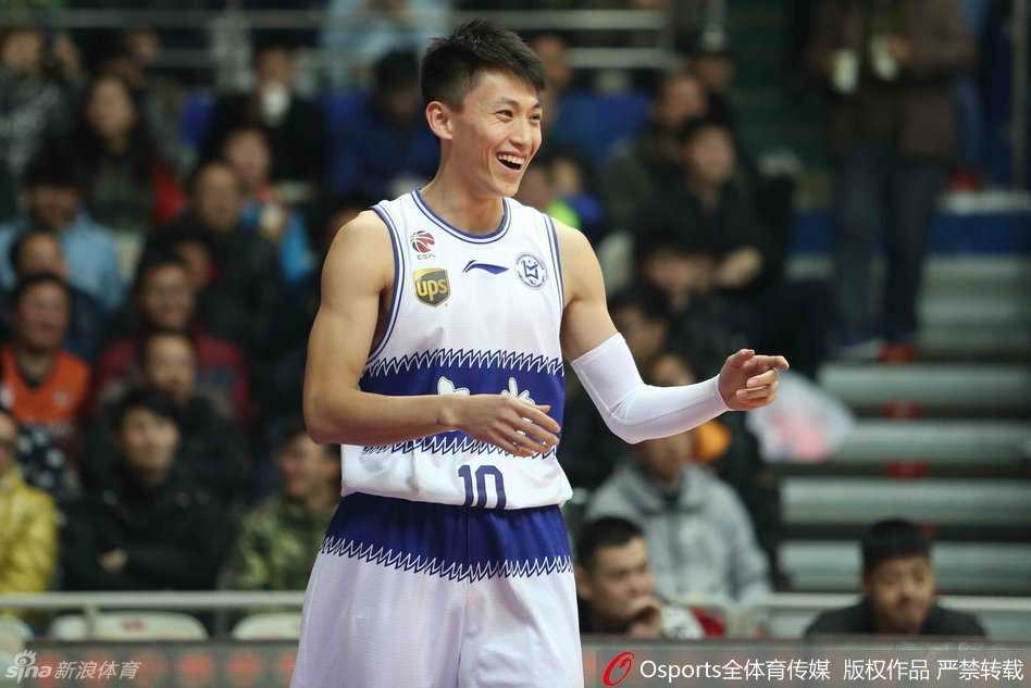 硝烟与温情:回首CBA常规赛的那些经典对决 刘晓宇如利刃般撕开防线,面对杰特的防守坚决突破,这是本土控卫的勇敢宣言。