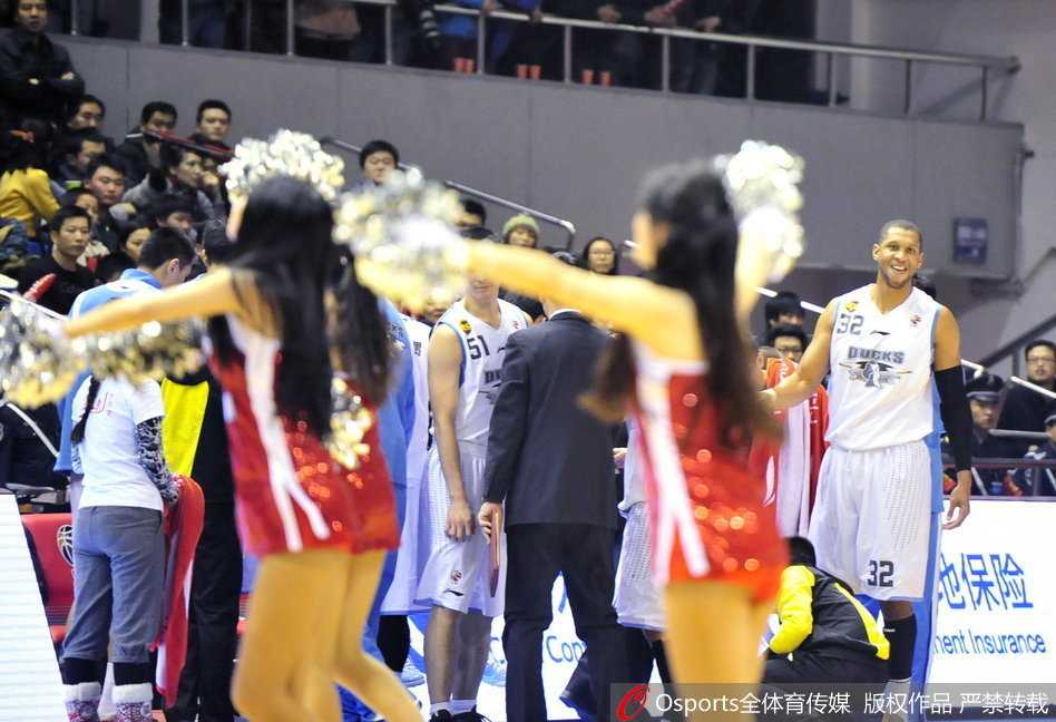 硬汉也柔情:麦迪与CBA篮球宝贝们的那些趣闻瞬间 镜头精准捕捉到的瞬间,麦迪的眼神似乎被场边正在退场的篮球宝贝所吸引,嘴角带着一丝若有若无的微笑,这一幕立刻成为全场热议的话题。