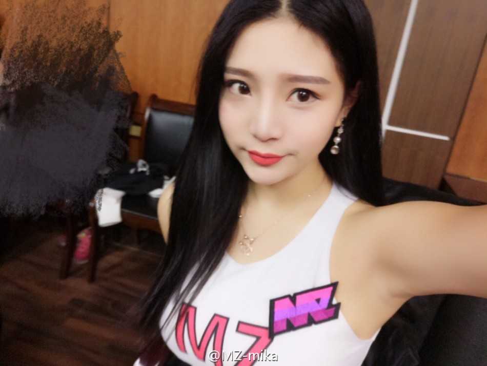 蒋诗晴身着一袭优雅红裙，回眸瞬间，眉眼间神似柳岩，尽显东方女性的柔美与性感魅力