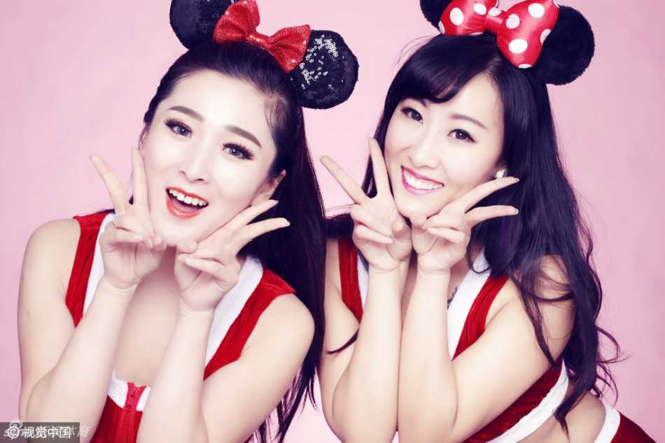 一位篮球宝贝化身俏皮圣诞精灵，头戴可爱的鹿角发饰，身披火红的圣诞短裙，对着镜头眨眼微笑，甜美的笑容仿佛能融化冬日的冰雪。