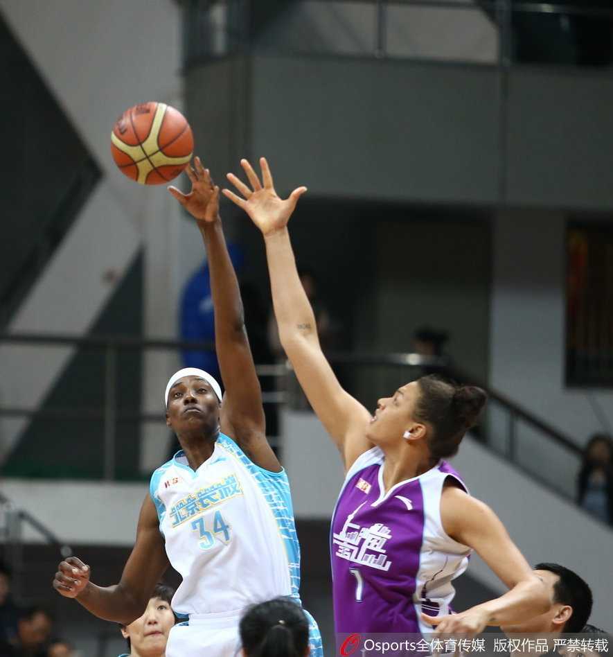 福尔斯势不可挡率队挺进总决赛,宿敌坎贝奇与查尔斯激战憾负 福尔斯与坎贝奇两大中锋正面硬刚,火星四溅,巅峰对决一触即发。