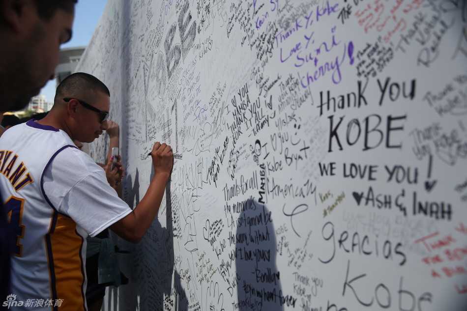 科比谢幕战六十光年,王仕鹏朱芳雨送别传奇,万人空巷只为一人 斯台普斯中心外,一位眼神清澈的小球迷穿着过大的科比球衣,手持加油标语,在父母的陪伴下静静等待偶像的最后一舞。