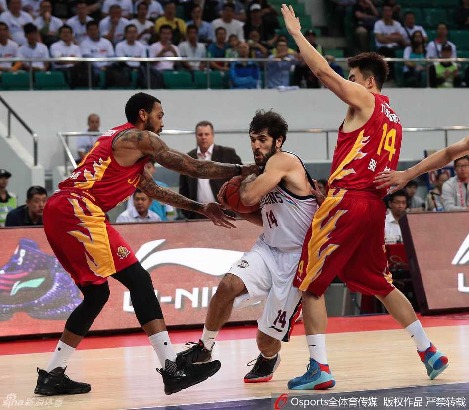 穗吉战报:禁区搏杀与致命失误,演绎篮球激情一夜 裁判高高抛起篮球,双方中锋如同弹簧般跃起,在空中展开第一次激烈的肌肉碰撞,全场目光聚焦于这颗决定球权的皮球