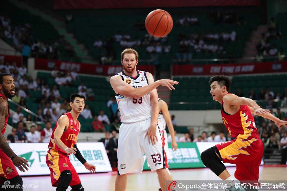 穗吉战报:禁区搏杀与致命失误,演绎篮球激情一夜 吉林队外援托马斯在三人合围下强行起跳,单手将球狠狠砸进篮筐,整个篮架都在他的暴力扣篮下颤抖,对手只能望球兴叹