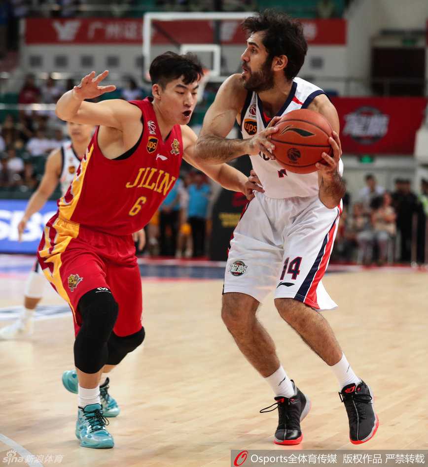 穗吉战报:禁区搏杀与致命失误,演绎篮球激情一夜 比赛结束的哨声响起,双方球员互相致意,眼神中既有对对手的尊重,也夹杂着胜利的喜悦与失败的落寞,交织成一幅动人的体育画卷