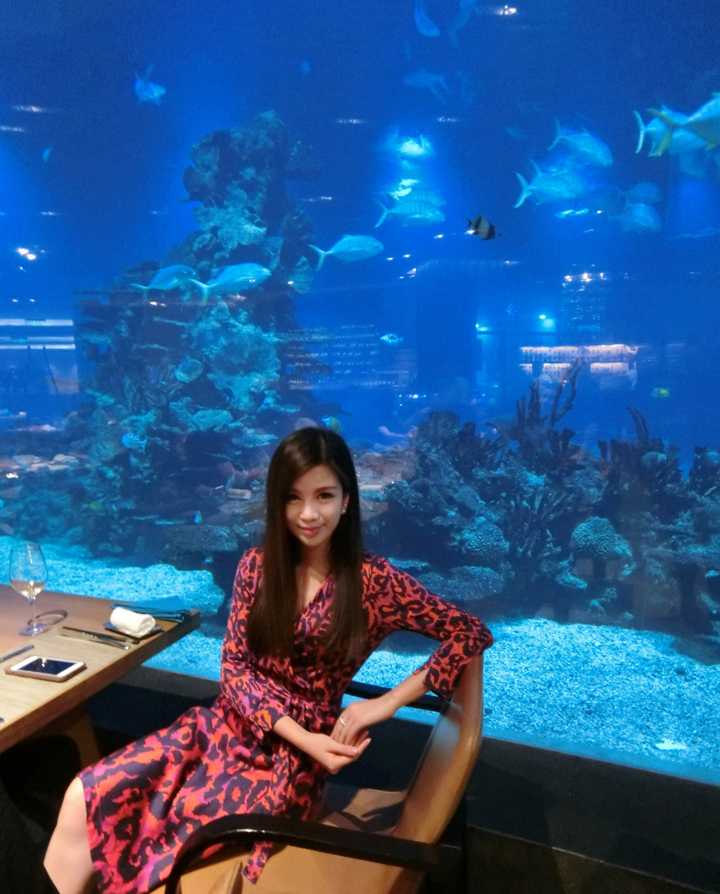 空姐女友甜美元气之旅,捕捉郭艾伦场外柔情瞬间 旅途即将结束,王俪婷坐在行李箱上,神情放松而满足。身后的风景成为了背景,而她脸上的笑容,才是这趟旅程最美的终点。