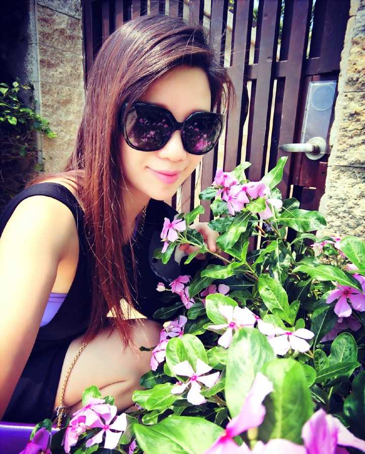 空姐女友甜美元气之旅,捕捉郭艾伦场外柔情瞬间 王俪婷在喷泉池边回眸一笑,清澈的眼神和上扬的嘴角,带着一丝俏皮,仿佛在与镜头后的摄影师分享着独属于两人的小秘密。