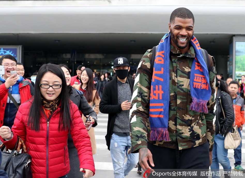 四川省体育馆内灯火通明，人声鼎沸，约什·史密斯高高跃起，送出一记势大力沉的盖帽，主场球迷全部起立，振臂欢呼，氛围达到顶点。