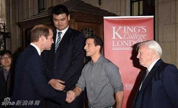 镜头定格在姚明凝视远方的侧脸，山川的轮廓与他坚毅的神情融为一体。这一路的风餐露宿、挑战极限，都化作了眼中更加从容的光，见证了巨人从篮坛传奇到荒野勇者的蜕变。