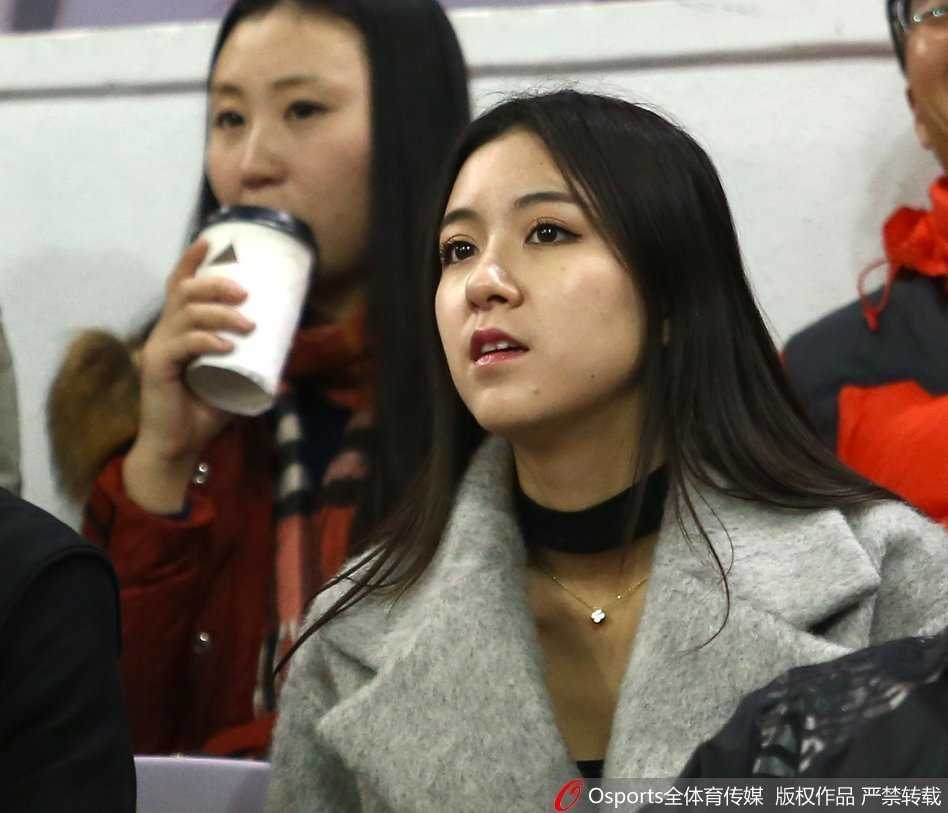 第八轮北控主场惊现明星脸——美女球迷神似邓紫棋 酷似邓紫棋的女球迷一袭白衣安静坐在看台上,眼神清澈专注,宛若明星降临
