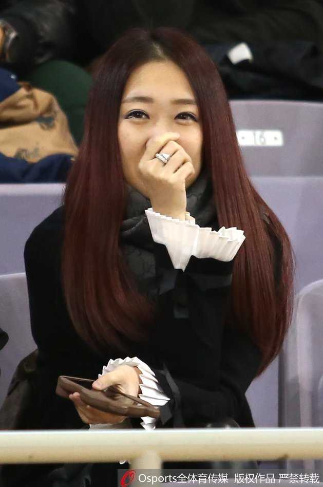 第八轮北控主场惊现明星脸——美女球迷神似邓紫棋 女球迷侧颜杀,高挺鼻梁与邓紫棋如复制粘贴,凝视赛场的眼神里透着专注