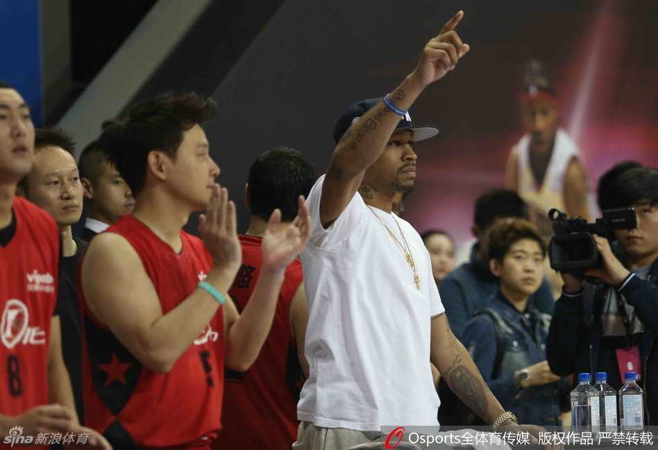 答案归来只为公益 艾弗森挂帅上海慈善赛全记录 开场助威艾弗森在场边起立为队友鼓掌眼神充满期待
