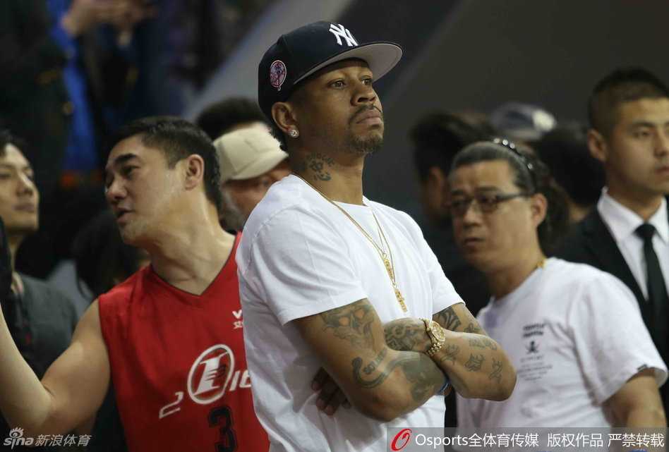 答案归来只为公益 艾弗森挂帅上海慈善赛全记录 闪亮登场艾弗森入场时举手致意标志性的大项链格外醒目