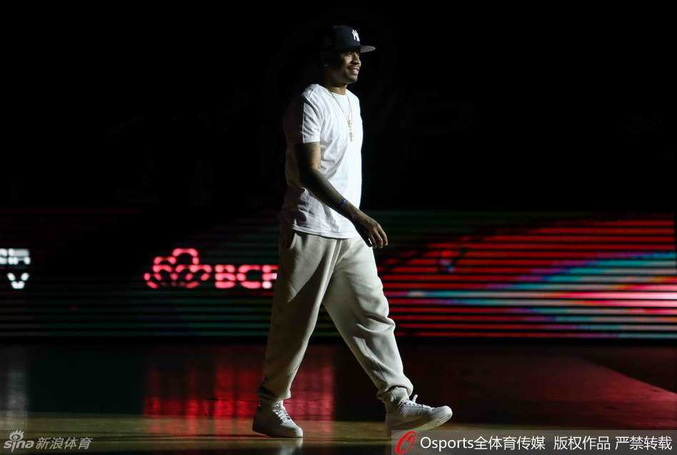 答案归来只为公益 艾弗森挂帅上海慈善赛全记录 依旧是焦点艾弗森场边替补席上翘腿而坐气场全开面带微笑