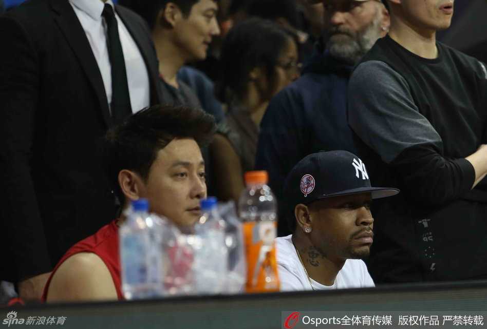 答案归来只为公益 艾弗森挂帅上海慈善赛全记录 比赛瞬间场上球员激烈拼抢背景是场边艾弗森站立观战的身影