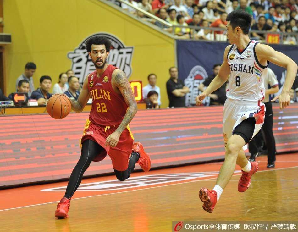 比斯利在对手严密盯防下果断扬手跳投,皮球带着他独有的自信与不羁,在空中划出优美弧线直奔网窝