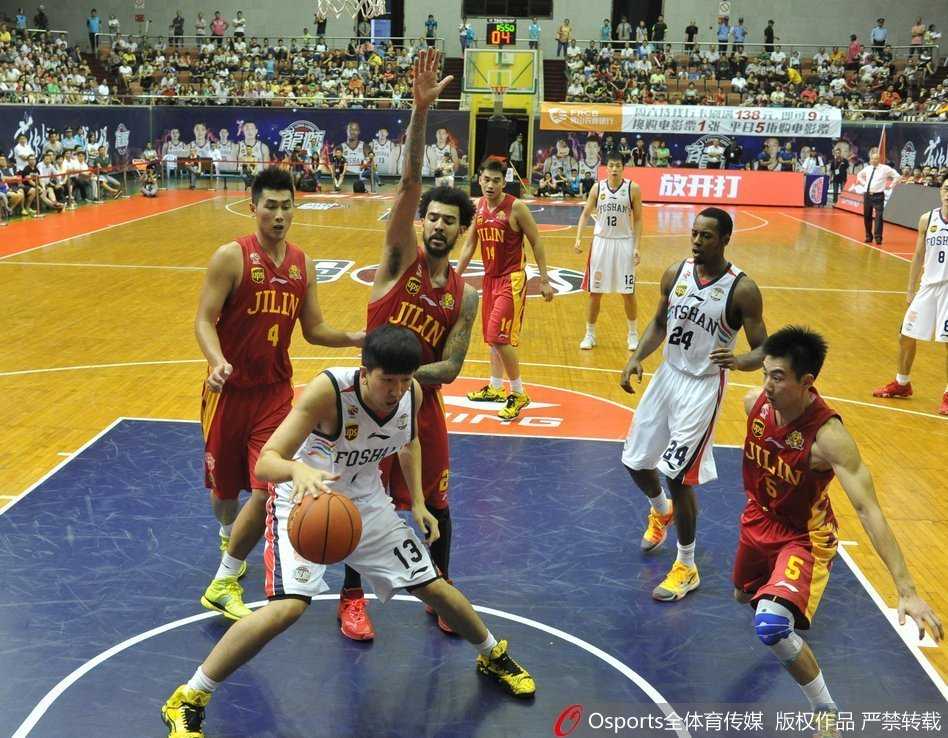 山东队陶汉林在对手头顶上演势大力沉的双手暴扣,篮筐在他猛烈拉扯下嗡嗡作响,仿佛在宣告禁飞区的主权