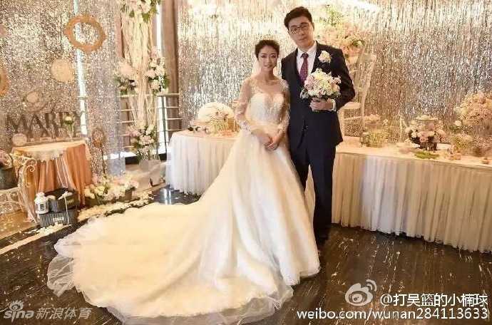 身穿笔挺西装的新郎吴楠与身披唯美婚纱的新娘张依凌，在徐州婚礼现场甜蜜牵手，两位新人的脸上洋溢着无法掩饰的幸福笑容。