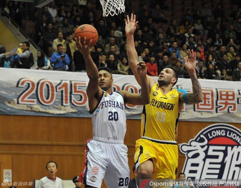 篮坛烽火记忆:那些年我们追过的CBA热血瞬间 广东宏远队昔日新星鞠明欣,在赛场上演轻巧上篮,身姿舒展
