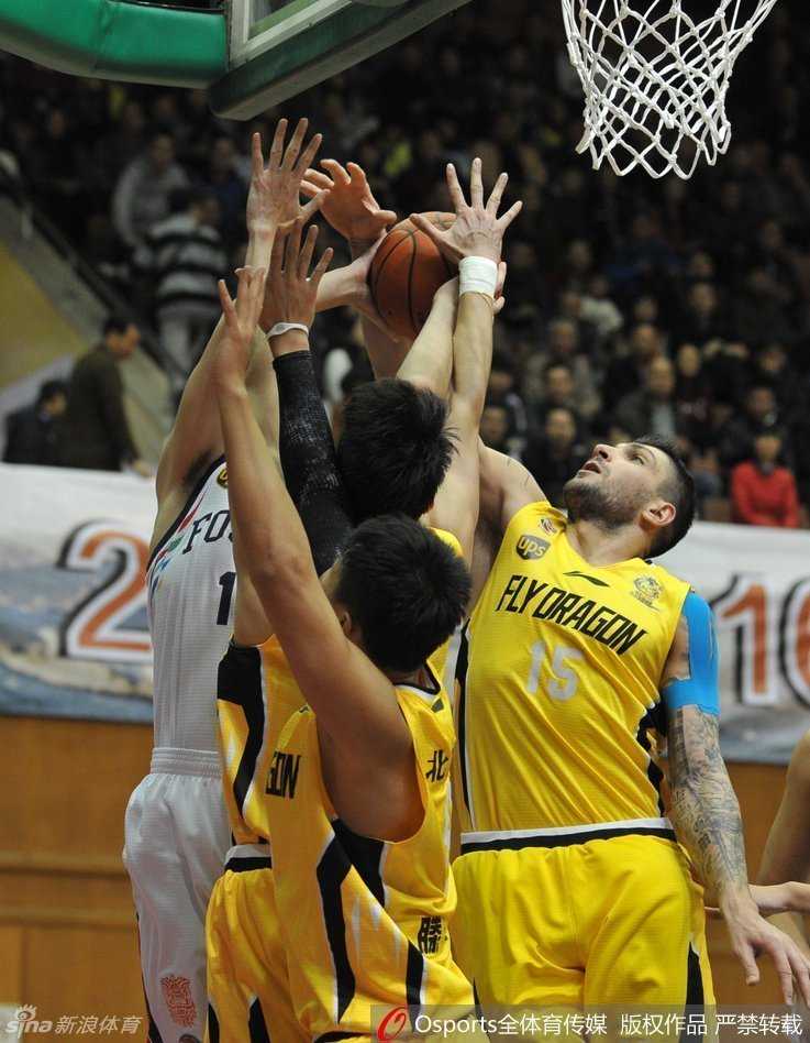 篮坛烽火记忆:那些年我们追过的CBA热血瞬间 广厦队胡金秋力劈华山,完成霸气单手劈扣,展现内线统治力