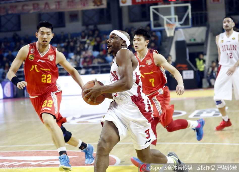 篮坛烽火:那些极致进攻与热血防守 吉布森单手战斧劈扣后仰天长啸,霸气庆祝动作定格成经典