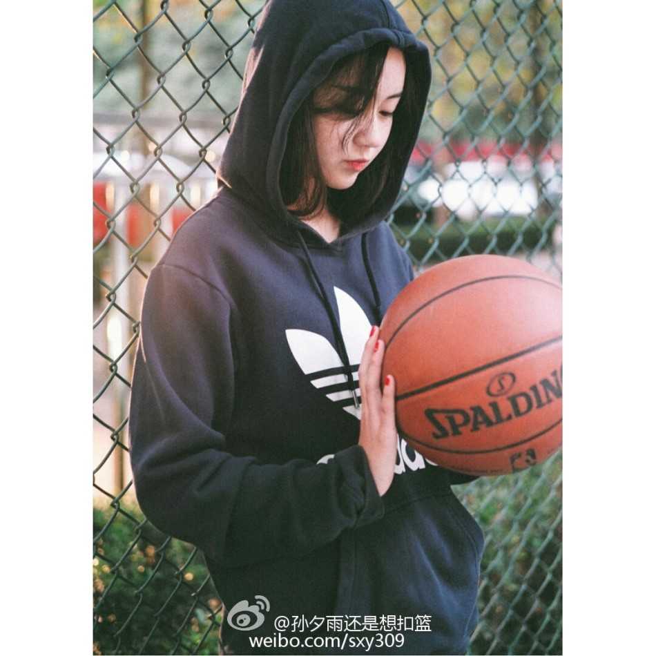 篮球作伴的青春:那个把热爱穿在身上的女孩 傍晚时分,篮球女孩在夕阳余晖下运球,影子被拉得很长,人与球构成一幅剪影画面