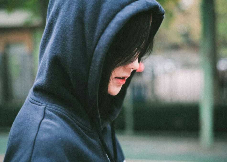 篮球作伴的青春:那个把热爱穿在身上的女孩 篮球女孩双手抱球望向远方,眼神清澈而坚定,身后的篮球场显得格外空旷宁静