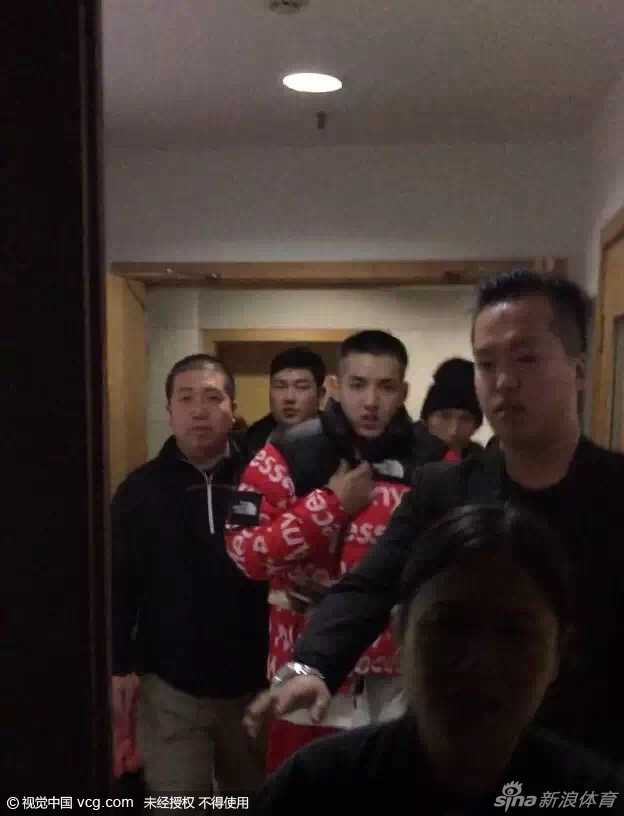 吴亦凡身着黑色运动装在场边慢跑热身，神情专注而放松，仿佛回到少年时代