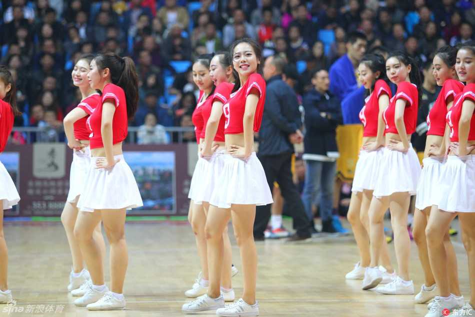 篮球场上的精灵:致敬CBA赛场最美的啦啦宝贝 演出结束,宝贝们挥手致意,脸上带着些许运动后的红晕。但即便是在退场时,她们依然保持着最迷人的微笑,仿佛在告诉观众:下个节间休息,我们再见。