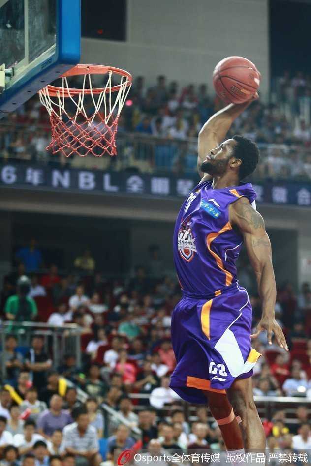 篮球场上的进攻艺术:从飞身暴扣到篮下终结 快攻中,球员单臂高高举起篮球,如同滑翔机一般飞向篮筐,完成劈扣。