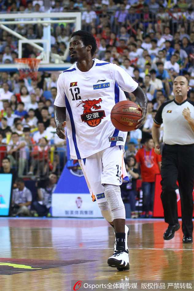 篮球场上的进攻艺术:从飞身暴扣到篮下终结 球员抢下进攻篮板,面对防守强行起跳,在对抗中寻找出手机会。