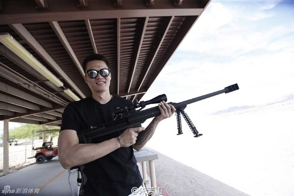 巨大的轰鸣声过后，朱芳雨的脸上交织着震惊与享受的表情，他张着嘴，仿佛在大声向同伴分享着刚才那一枪带来的震撼体验，那种“有点小兴奋”的心情溢于言表。