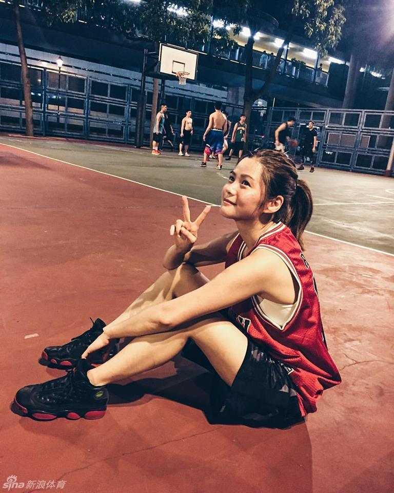 女孩身着专业篮球装备，眼神坚定，流川枫式的专注与帅气