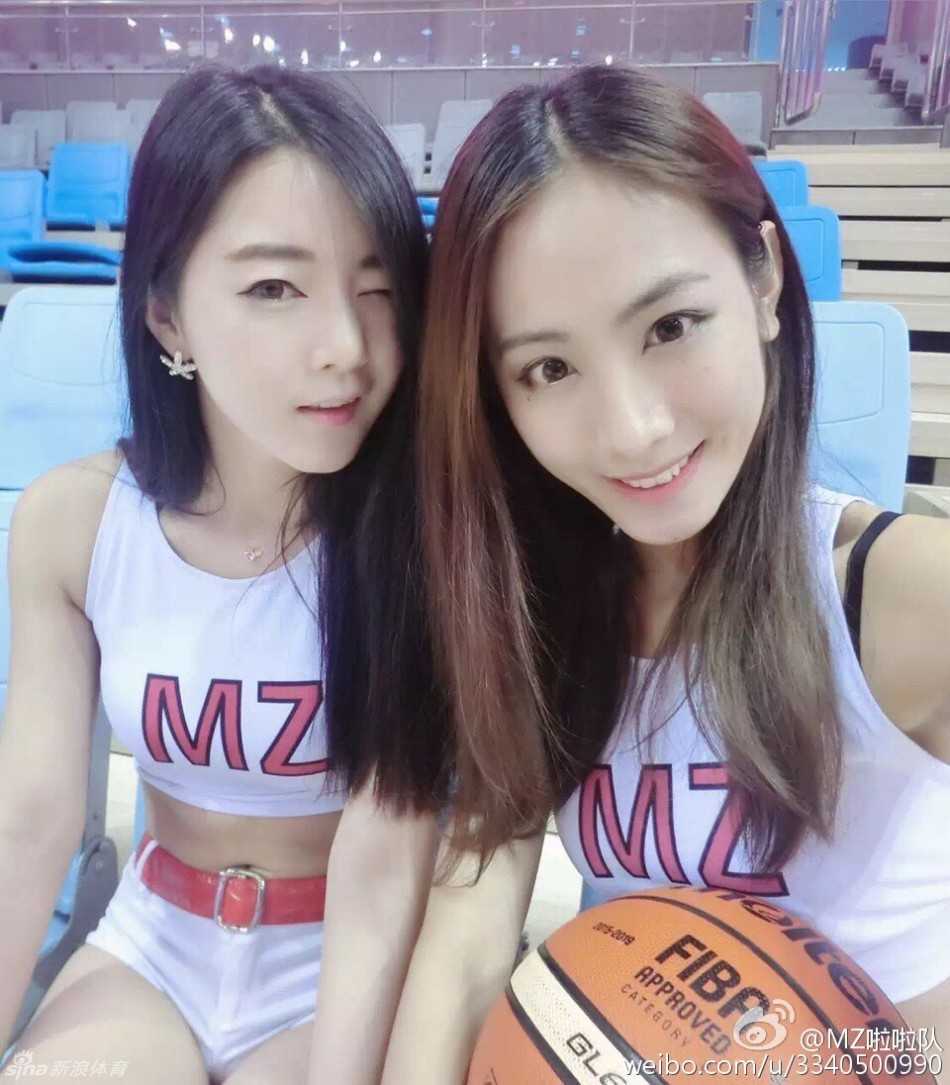 篮球宝贝“小杨幂”领衔,解锁NBL联赛的别样魅力 镜头特写下,“小杨幂”的五官显得格外精致,高挺的鼻梁与甜美的唇形,活脱脱像是从画报中走出的运动女神