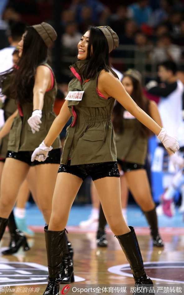动感十足的舞步让宝贝们的裙摆飘扬，她们全情投入，用充满节奏感的肢体语言为球队加油。