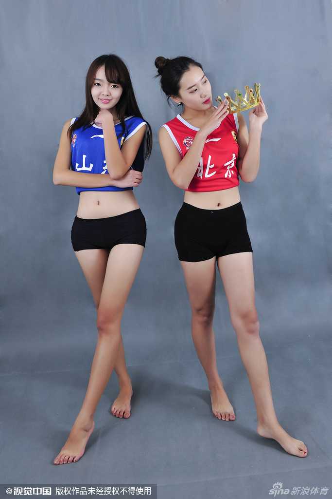 镜头前，篮球宝贝们身着亮橙色加油服，露脐上衣搭配超短裙，将修长身材展露无遗，她们对着镜头露出甜美自信的微笑，仿佛在向对手发出温柔的“战书”。