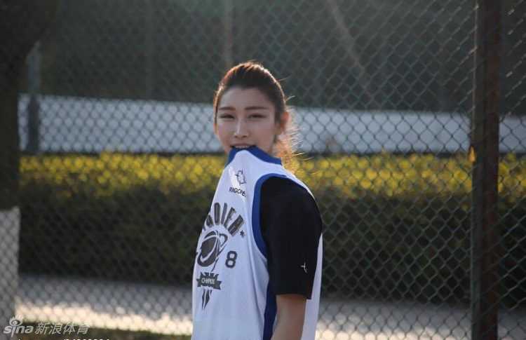 扎实的背身要位，面对强硬顶防，用蟹步步法强行挤开空间，展现篮下统治力