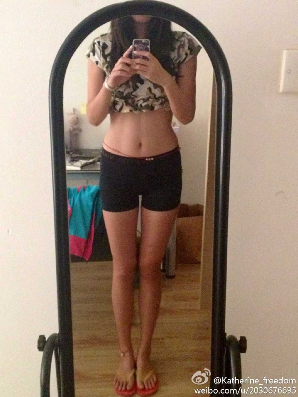 球场上，女裁判正全神贯注地进行判罚，她的动作标准有力，与场上球员的良好沟通展现了她专业的赛场执法能力。